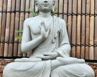 Sittande Buddhastaty ljusgrå – 75 cm – Abhaya Mudra