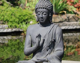 Statue de Bouddha assis en fibre d'argile – gris foncé – 75 cm – Abhaya mudra