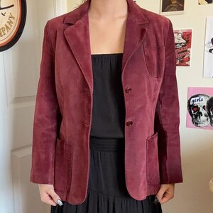 Blazer vintage de piel de ante color granate para mujer, solapa con muesca burdeos, bolsillo de parche, chaqueta abotonada, hecha a mano, regalo perfecto de invierno para ella.