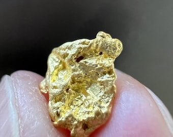 1.03グラムのオーストラリア産天然金塊。ユニークで、純粋で、濃厚なバターのような味わい。オーストラリア、クイーンズランド州中央部の鉱山から直接お届けします。
