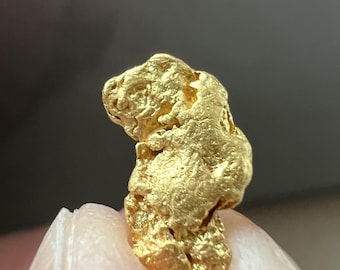 0.85グラムのオーストラリア産天然金塊。オーストラリア、クイーンズランド州中央部の鉱山から直接採掘された、ユニークで新鮮な金塊です。
