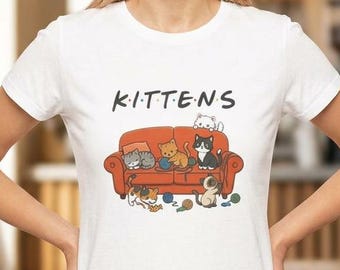 Niedliches Kätzchen Freunde Parodie Shirt Katzen Couch Cartoon T-Shirt Lustiger Katzenliebhaber Geschenk