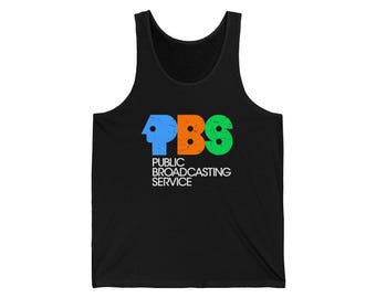 Camiseta sin mangas con el logo vintage de PBS - Camiseta unisex retro del Servicio Público de Radiodifusión - Camiseta gráfica Bella Canvas 3840