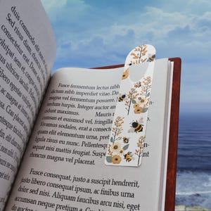 Floral Bee Bookmark, Flower and Bee Book Marker, Spring Reading Gift, Nature Lover&#39;s Bookmark, Cute Literary Accessory