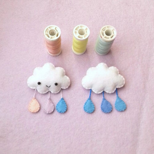 Broche en feutre nuage mignon, épingle nuage pluvieux, épingle Kawaii, bijoux bijoux mignons pour les enfants, faveurs d'anniversaire, bas de Noël, cadeaux pour les nièces