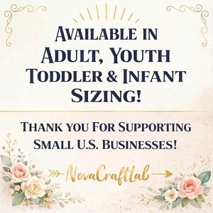 Puede incluir: Fondo color crema con texto en azul marino y dorado. El texto dice "&iexcl;DISPONIBLE EN TALLAS ADULTO, JUVENIL, INFANTIL Y BEB&Eacute;!" y "&iexcl;GRACIAS POR APOYAR A LAS PEQUE&Ntilde;AS EMPRESAS DE EE. UU.!" Tambi&eacute;n hay detalles florales y un logotipo.