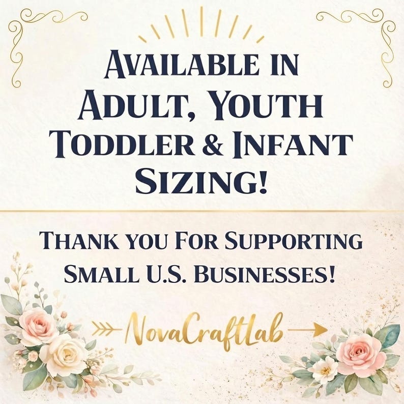 Puede incluir: Fondo color crema con texto en azul marino y dorado. El texto dice "&iexcl;DISPONIBLE EN TALLAS ADULTO, JUVENIL, INFANTIL Y BEB&Eacute;!" y "&iexcl;GRACIAS POR APOYAR A LAS PEQUE&Ntilde;AS EMPRESAS DE EE. UU.!" Tambi&eacute;n hay detalles florales y un logotipo.