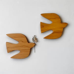 Wooden Bird Wall Decor – Minimalist Boho Wood Swallow Art for Wall Hanging, Wood Carved Birds, Boho Wood Wall Decor