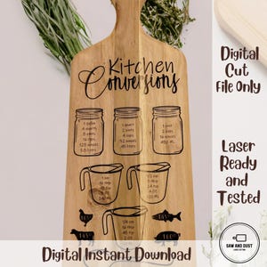 Puede incluir: Tabla de cortar de madera con medidas de conversión de cocina grabadas. Incluye conversiones de volumen para tazas, pintas, cuartos y galones, así como conversiones de temperatura. Con el texto "Kitchen Conversions".