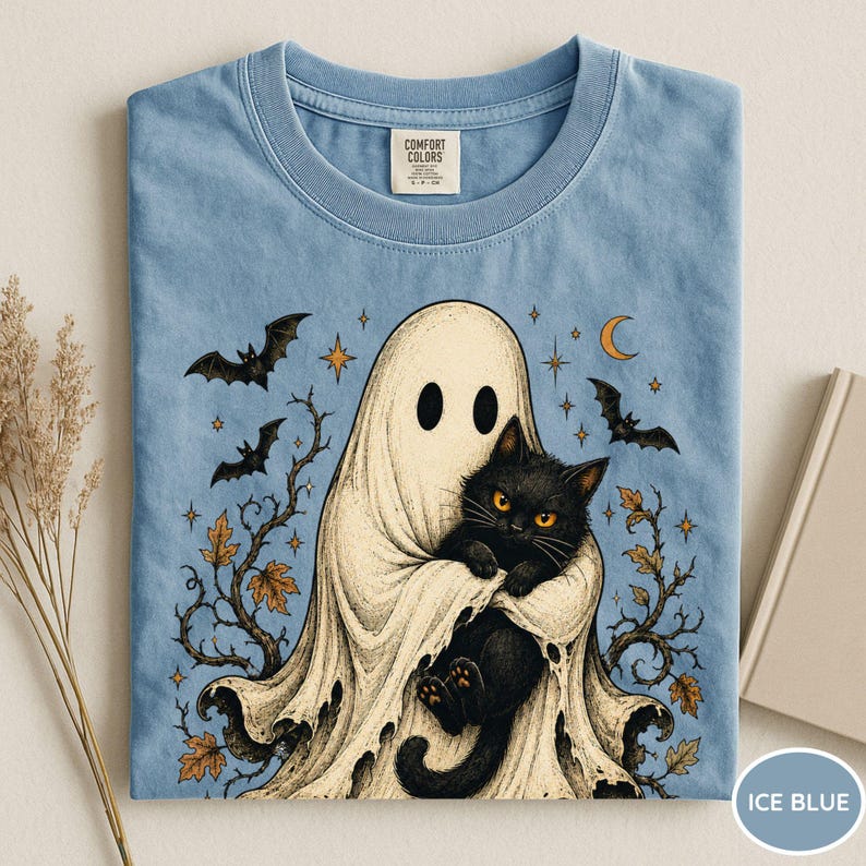 Comfort Colors® Halloween spökkatt-tröja, spökehållande svart katt-tröja, läskig säsong kattälskare-gåva, vintage Halloween-grafik-tröja, spöke Ice Blue