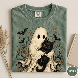 Comfort Colors® Halloween spökkatt-tröja, spökehållande svart katt-tröja, läskig säsong kattälskare-gåva, vintage Halloween-grafik-tröja, spöke Moss