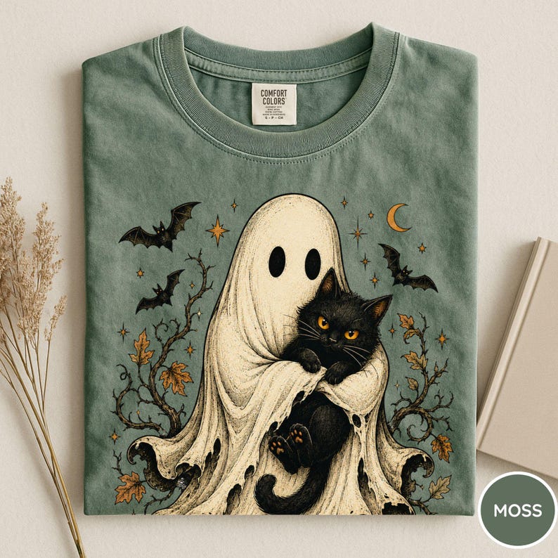 Comfort Colors® Halloween spökkatt-tröja, spökehållande svart katt-tröja, läskig säsong kattälskare-gåva, vintage Halloween-grafik-tröja, spöke Moss