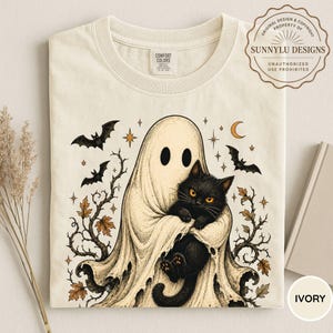 Comfort Colors® Halloween spökkatt-tröja, spökehållande svart katt-tröja, läskig säsong kattälskare-gåva, vintage Halloween-grafik-tröja, spöke Ivory