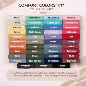 K&ouml;nnte beinhalten: Eine Farbkarte mit der Comfort Colors 1717 Kollektion. Die Karte zeigt eine Vielzahl von Farben, darunter Wei&szlig;, Elfenbein, Banane, Senf, Terrakotta, gebranntes Orange, Yam, Grau und Granit. Weitere Farben sind Island Reef, Chambray, Blossom und Schwarz.