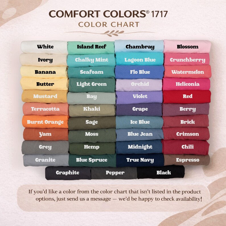 K&ouml;nnte beinhalten: Eine Farbkarte mit der Comfort Colors 1717 Kollektion. Die Karte zeigt eine Vielzahl von Farben, darunter Wei&szlig;, Elfenbein, Banane, Senf, Terrakotta, gebranntes Orange, Yam, Grau und Granit. Weitere Farben sind Island Reef, Chambray, Blossom und Schwarz.