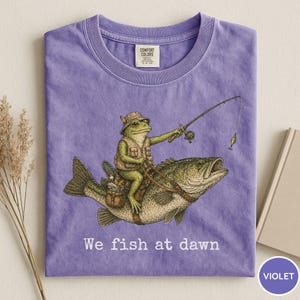 Comfort Colors® rolig fisketröja, pappafisketröja, fiskartröja, sjölivströja, abborrfisketröja, gåva för fiskeälskare, fisketröja Violet