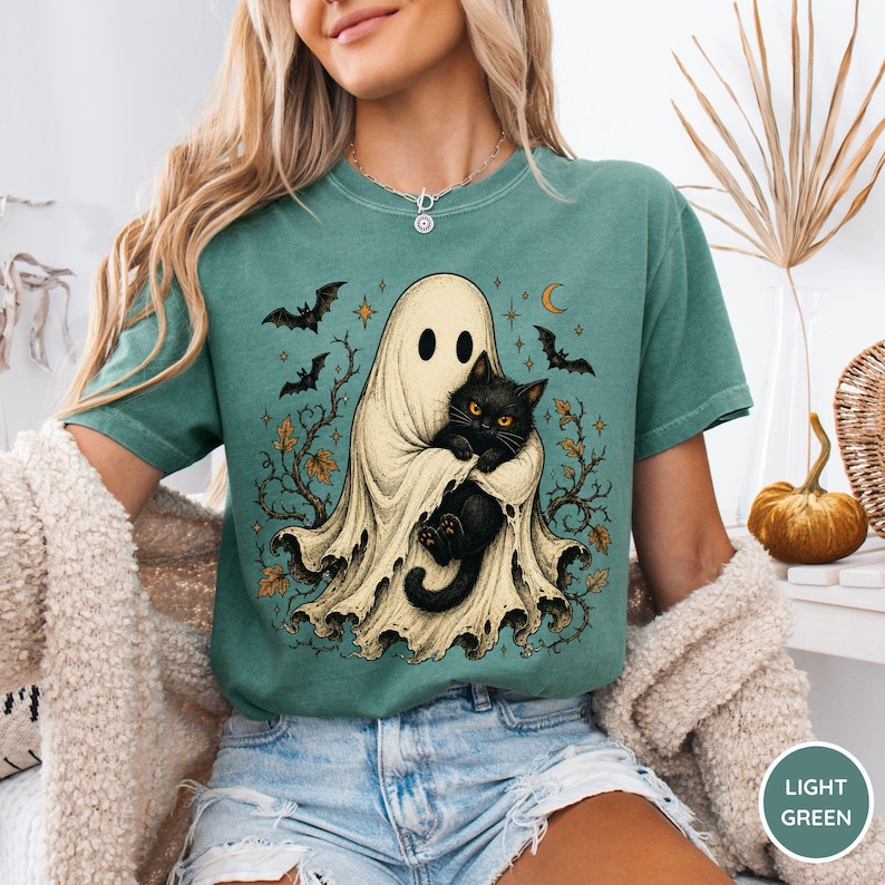 Comfort Colors® Halloween spökkatt-tröja, spökehållande svart katt-tröja, läskig säsong kattälskare-gåva, vintage Halloween-grafik-tröja, spöke Light Green