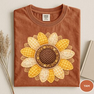 Camiseta Comfort Colors® com estampa de girassol em patchwork falso, camiseta floral estilo cottagecore, camiseta para amantes de girassóis, camiseta fofa de girassol, camiseta boho de girassol
