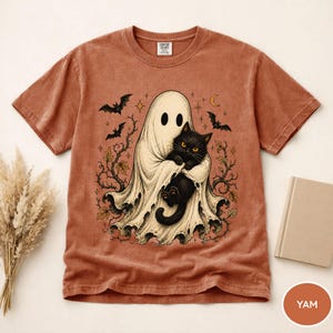 Comfort Colors® Halloween spökkatt-tröja, spökehållande svart katt-tröja, läskig säsong kattälskare-gåva, vintage Halloween-grafik-tröja, spöke Yam