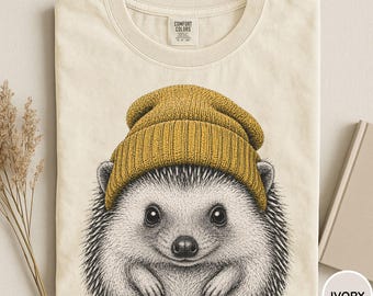 Comfort Colors® Igel Shirt, süßes Igel Beanie T-Shirt, lustiges Igel Shirt, Waldtier Shirt, Cottagecore T-Shirt, Igel Liebhaber Geschenk