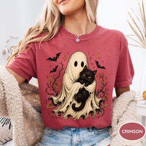 Comfort Colors® Halloween spökkatt-tröja, spökehållande svart katt-tröja, läskig säsong kattälskare-gåva, vintage Halloween-grafik-tröja, spöke Crimson