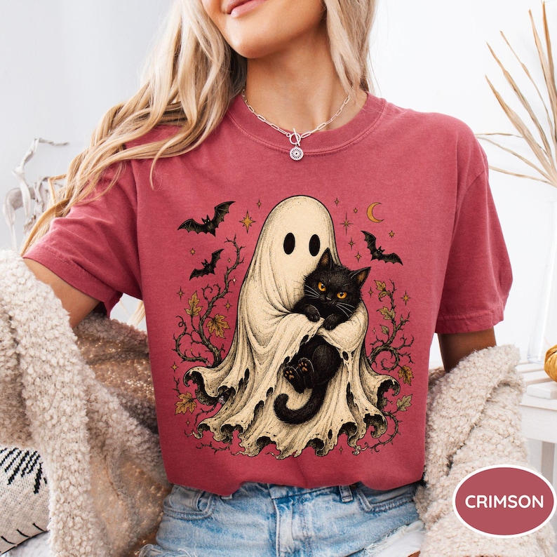 Comfort Colors® Halloween spökkatt-tröja, spökehållande svart katt-tröja, läskig säsong kattälskare-gåva, vintage Halloween-grafik-tröja, spöke Crimson
