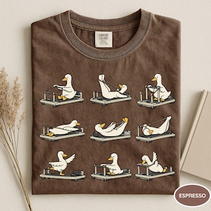 K&ouml;nnte beinhalten: Eine wei&szlig;e Keramik-Tasse mit schwarzem Henkel und dem handgeschriebenen Text "But First, Coffee". Die Tasse steht auf einer wei&szlig;en Oberfl&auml;che. F&uuml;r Hei&szlig;getr&auml;nke geeignet.