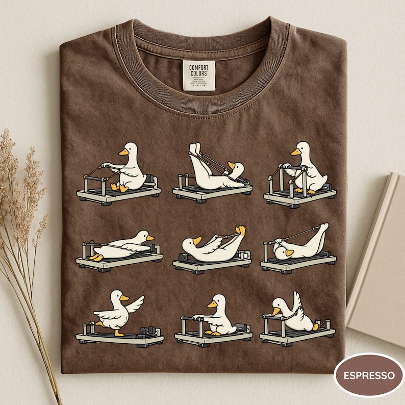 K&ouml;nnte beinhalten: Eine wei&szlig;e Keramik-Tasse mit schwarzem Henkel und dem handgeschriebenen Text "But First, Coffee". Die Tasse steht auf einer wei&szlig;en Oberfl&auml;che. F&uuml;r Hei&szlig;getr&auml;nke geeignet.