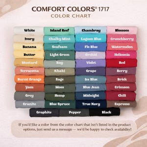 Puede incluir: Una carta de colores titulada "COMFORT COLORS&reg; 1717" muestra una variedad de colores de tela. La carta incluye tonos como blanco, marfil y pl&aacute;tano, as&iacute; como verdes, azules, morados y rojos. El texto en la parte inferior fomenta consultas sobre colores no listados.