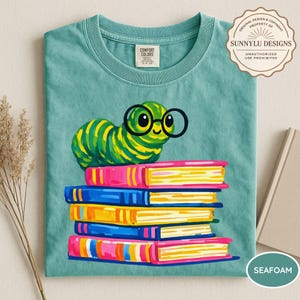 Maglietta Comfort Colors® Bookworm, Maglietta con simpatico verme lettore, Maglietta Bookworm retrò, Maglietta per amanti dei libri, Regalo per amanti dei libri, Maglietta da bibliotecario, Maglietta per appassionati di libri Seafoam