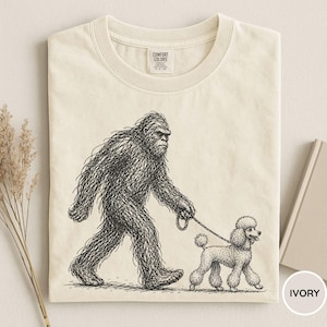 Comfort Colors® Bigfoot Walking Poodle-tröja, rolig Sasquatchpudel-hundtröja, kryptisk hundälskare-gåva unisex-tröja, rolig pudeltröja, pudel