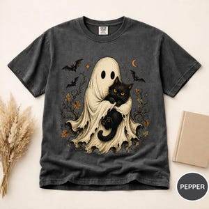 Comfort Colors® Halloween spökkatt-tröja, spökehållande svart katt-tröja, läskig säsong kattälskare-gåva, vintage Halloween-grafik-tröja, spöke Pepper