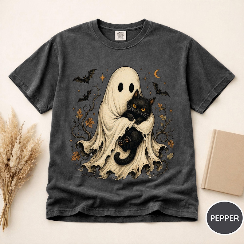 Comfort Colors® Halloween spökkatt-tröja, spökehållande svart katt-tröja, läskig säsong kattälskare-gåva, vintage Halloween-grafik-tröja, spöke Pepper