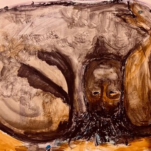 Può includere: Dipinto astratto raffigurante una figura nelle tonalità del marrone, grigio e bianco. L'opera d'arte raffigura una forma reclinata con una barba scura e occhi visibili. Lo sfondo è di colore beige chiaro.