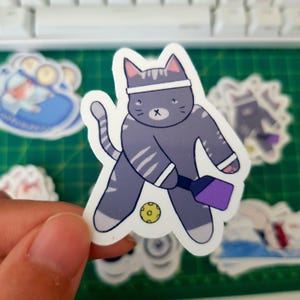 Chat pickleball - gris tigré - sticker pratique Dinking - artiste fait main papeterie