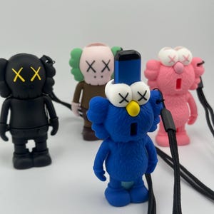 Kaws Hypebeastスタイル多目的ホルダーUSBケース、VAPEホルダーCARTホルダーKaws愛好家へのユニークなHypebeastギフトKawsケース