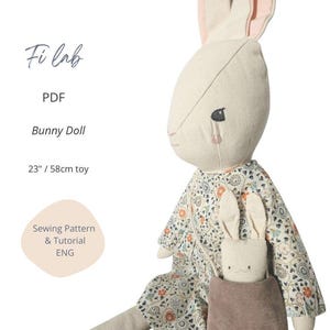 Puede incluir: Una muñeca de conejo suave de color crema con orejas largas y un vestido con estampado floral. La muñeca mide 58 cm de alto y tiene un conejo más pequeño en un bolsillo. La imagen incluye el texto "Fi lab", "Bunny Doll" y "Sewing Pattern & Tutorial ENG".