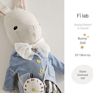 Puede incluir: Un muñeco de peluche con forma de conejo que lleva una chaqueta azul con botones dorados y una pajarita blanca. El conejo tiene un bolso con forma de reloj y mide aproximadamente 58 cm de alto. La imagen incluye el texto "Fi lab" y "Bunny Doll".