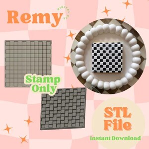Può includere: Design digitale con motivo a scacchiera. L'immagine include la parola "Remy" in arancione, "Stamp Only" in verde e "STL File Instant Download" in arancione e verde. Lo sfondo è un motivo a scacchi rosa e bianco.
