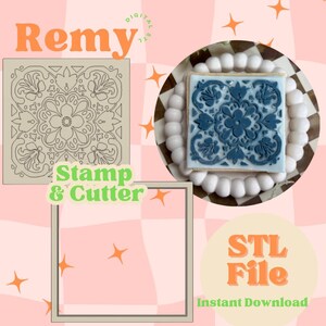 Op de afbeelding: Afbeelding met een vierkante koekje met een blauw bloemenpatroon, een stempel en uitsteker, en de tekst "Remy", "Stamp & Cutter", en "STL File Instant Download". De koekje staat op een decoratief bord met witte kralen, tegen een roze en oranje achtergrond.