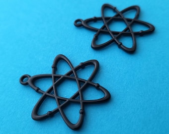 2 x Charms de átomos de metal negro - 33 mm x 26 mm - Envío rápido desde el Reino Unido