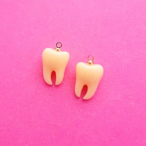 2 x Resin Teeth Charms - Schneller Versand aus dem Vereinigten Königreich