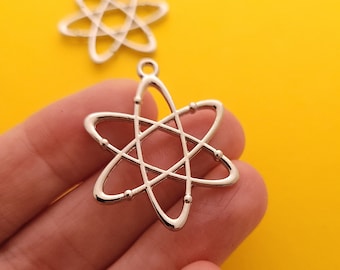 2 x Charms Atom en tono plateado - 33 mm x 26 mm - Envío rápido desde el vendedor del Reino Unido