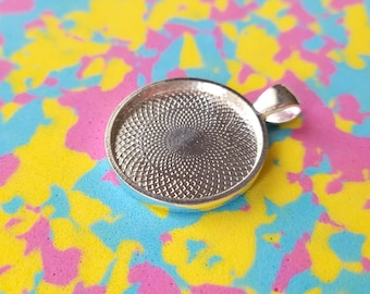 1 x Round Metal Cabochon Setting - Fits 25mm circular cabs - Silver Plated - 36 x 28mm