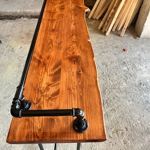 Mesa de bar larga de madera con borde natural, mesa de altura de barra, mesa de buffet de madera con pata de metal, mesa de bar rectangular a la altura del mostrador para decoración de cueva de hombre