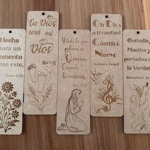 Puede incluir: Cinco marcapáginas rectangulares de madera marrón claro con textos e ilustraciones grabados a láser. Cada marcapáginas presenta una cita religiosa única, incluyendo referencias a Ester 4:14, Rut 1:16, Mateo 21:22, Salmos 144:9 y Proverbios 31:26.