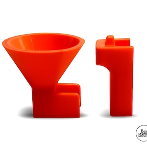 Puede incluir: Dos herramientas geométricas de color naranja brillante. Una tiene forma de embudo con base cuadrada y una pequeña extensión rectangular. La otra es una forma rectangular alta con una parte superior cuadrada y una pequeña extensión rectangular.