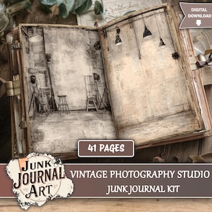 Puede incluir: Diario de chatarra de estilo vintage abierto con un tema de estudio de fotografía. Las páginas presentan ilustraciones en tonos sepia de equipos e iluminación de estudio. La portada muestra el texto "Junk Journal Art" y "Vintage Photography Studio Junk Journal Kit". El diario tiene 41 páginas.