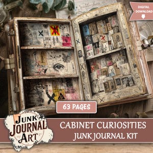 Könnte beinhalten: Ein offener Schrank im Vintage-Stil, gefüllt mit Ephemera und kleinen Karten. Der Schrank ist mit "Cabinet of Curiosities Junk Journal Kit" und "63 Seiten" beschriftet. Die Gesamtästhetik ist gealtert und künstlerisch, mit einem digitalen Download-Tag.