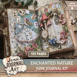 Könnte beinhalten: Offenes Junk-Journal mit Alice im Wunderland-Thema. Die linke Seite zeigt Alice mit Spielkarten. Die rechte Seite hat Pilze, Blumen und einen Schmetterling. Das Journal trägt die Aufschrift "Enchanted Nature Junk Journal Kit" und hat 123 Seiten.